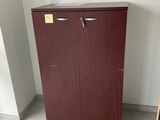 une armoire placée dans un coin de la pièce, sur laquelle est accrochée une pancarte