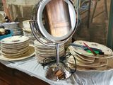 de nombreuses assiettes posées sur une table sur laquelle se trouve un miroir