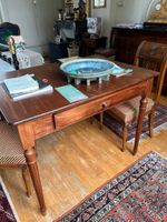 BUREAU PLAT en bois naturel vernis, de style Louis XVI, ouvr…