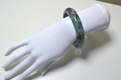 Un jonc en jade d'un poids de 416 cts, diamètre intérieur 6,…