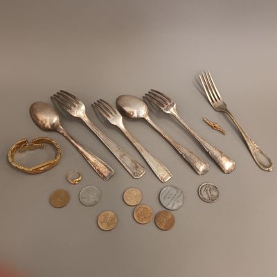 Couverts en métal argenté, montre en métal doré Seiko, bague… - Photo 1