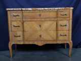 une commode en bois avec un plateau en marbre