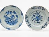 deux assiettes bleues et blanches ornées d'oiseaux et de fleurs