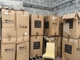 de nombreux cartons et une chaise dans une pièce aux murs en briques