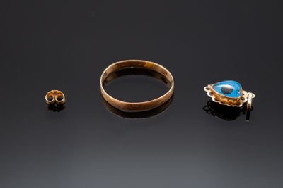 deux bagues en or et une bague sertie d'une pierre bleue