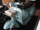 un scooter posé sur un tapis dans une pièce