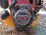 un gros plan du moteur d'une moto posée au sol