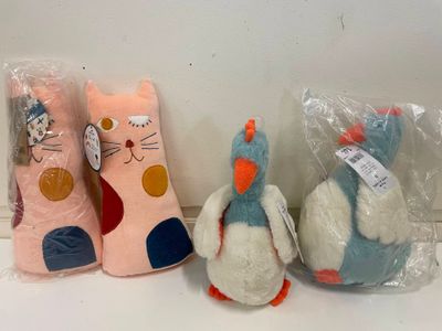 trois peluches assises côte à côte sur une étagère