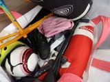 un sac rempli d'équipements de sport et un vélo