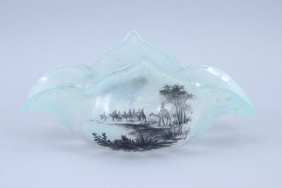 un vase en verre orné d'une image représentant un paysage