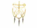 gros plan d'une paire de boucles d'oreilles sur fond blanc