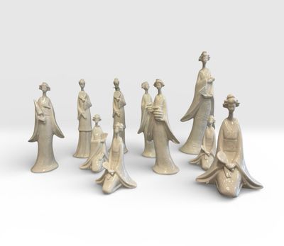 Lot comprenant un plateau en plastique givré et 9 geishas en porcelain - Photo 1