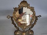 un miroir posé sur une table, devant lequel une personne prend une photo