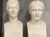 deux bustes blancs exposés dans une vitrine