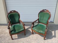 Paire de fauteuils en bois sculpté.