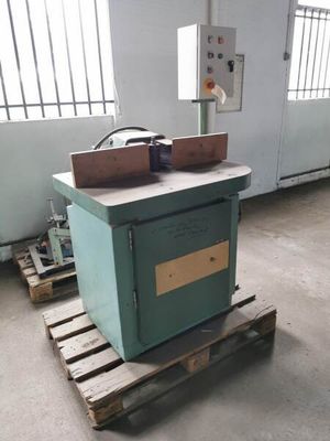 a machine that is sitting on a pallet in a room