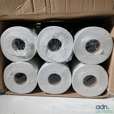 plusieurs rouleaux de papier toilette dans une boîte en carton posée par terre