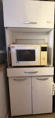un micro-ondes et un réfrigérateur dans une petite cuisine