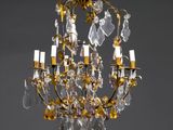 un lustre en or et en cristal suspendu au plafond