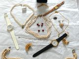 de nombreux types de bijoux disposés sur une table