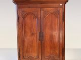 un vieux meuble en bois avec deux portes et deux tiroirs