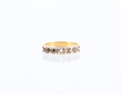 gros plan d'une bague en or sur une surface blanche