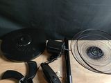 une table sur laquelle se trouvent un ventilateur, une télécommande et d'autres objets