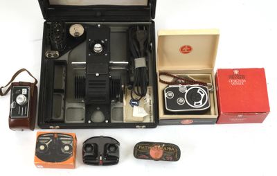 une mallette noire contenant un appareil photo et d'autres objets