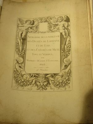 un vieux livre avec l'image d'un oiseau