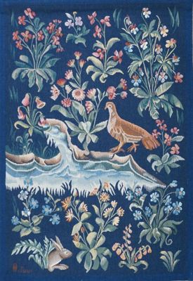 tapisserie représentant des oiseaux et des fleurs sur fond bleu
