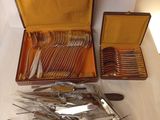 beaucoup d'argenterie dans un coffret sur une table