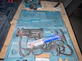 une photo d'une boîte à outils sur laquelle se trouvent une perceuse et d'autres outils