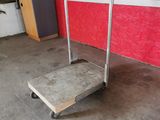 une photo d'un chariot à roulettes dans un garage