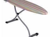 un gros plan d'une table à repasser posée sur une autre table à repasser