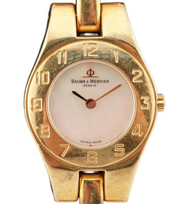 gros plan d'une montre-bracelet en or avec un cadran blanc