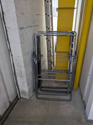 une étagère métallique située près d'une porte dans un immeuble