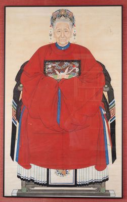 une image représentant un tableau d'une vieille femme en robe rouge