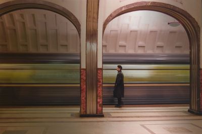 un homme qui se tient devant un train