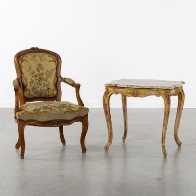 two chairs and a table in a room with a white wall