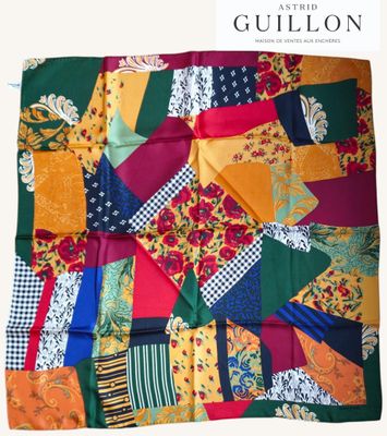 un gros plan sur une couette en patchwork colorée sur fond blanc