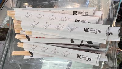 un paquet de baguettes dans un récipient en plastique