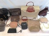un grand nombre de sacs à main posés sur une table