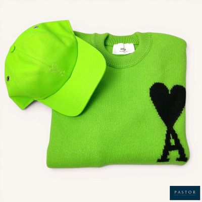 pull vert fluo avec un cœur noir et un bonnet sur fond blanc