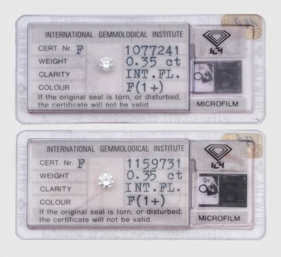 deux étiquettes reliées l'une à l'autre sur un fond blanc
