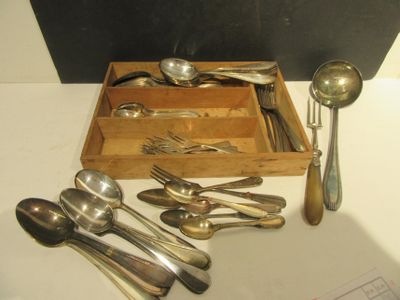plusieurs cuillères et cuillères à soupe dans une boîte en bois