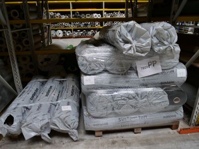 une pile de sacs en plastique posée sur une palette