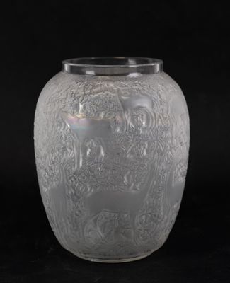 un vase en verre orné d'un motif sur fond noir