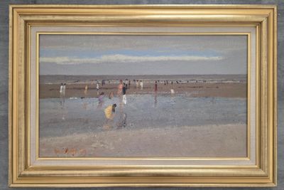 tableau représentant une scène de plage avec des personnes marchant sur le sable