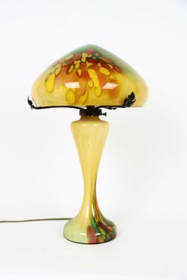 une lampe posée sur une table