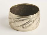 une vieille bague en argent ornée d'un motif sur un fond blanc